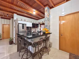 Vista da cozinha com ilha e balcões em Lajeado, Brasil.