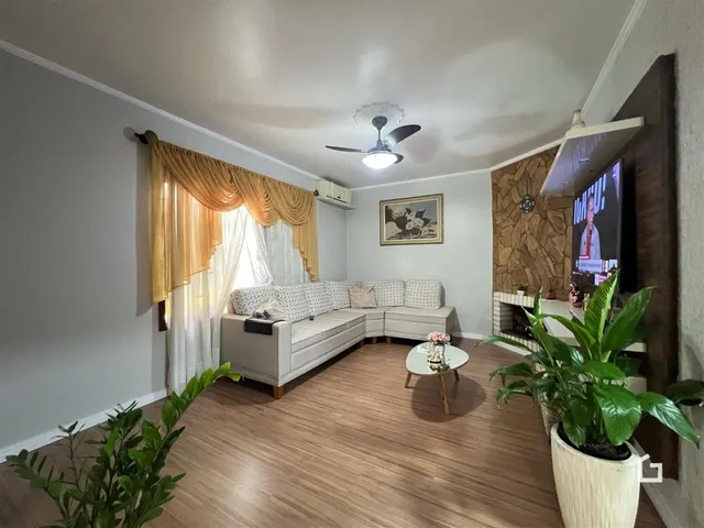 Foto da sala de estar de um imóvel em Lajeado, Brasil.
