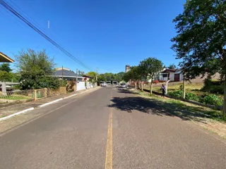 Vista da rua em Lajeado, Brasil com residências ao longo da via.