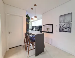 Sala de estar moderna com paredes brancas e piso claro.