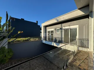 Vista da fachada de uma residência moderna com varanda em Lajeado, Brasil.