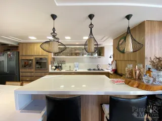 Cozinha com armários de madeira e ilha branca.