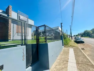 Vista da fachada de uma propriedade em Lajeado, Brasil, com cerca de metal.