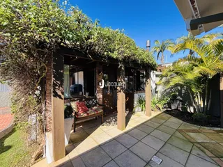 Área externa com piso de pedra e vegetação exuberante em Lajeado, Brasil.