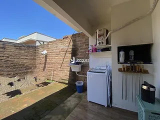 Fachada de parede de tijolos vermelhos em uma propriedade no Brasil.