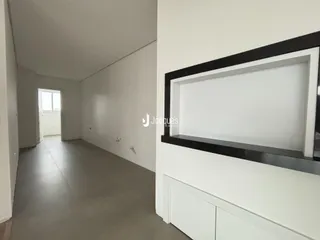 Corredor interno de uma residência com paredes brancas e piso cinza claro.