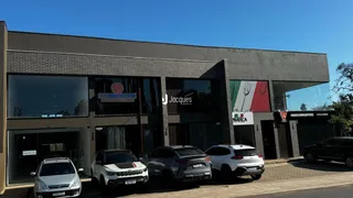 Fachada de um imóvel em Lajeado, Brasil, com grandes janelas e sinalização.
