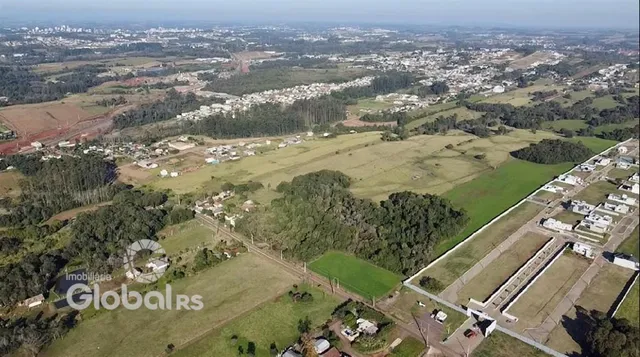 Vista aérea de uma área rural com campos e vegetação na região de Lajeado.