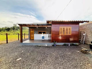 Fachada de uma casa em Lajeado, Brasil, com revestimento de madeira e área externa.