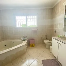 Foto de um banheiro com banheira e piso de cerâmica.