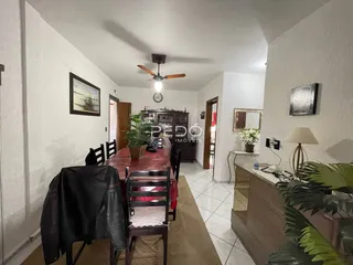 Foto de uma sala de jantar com mesa e cadeiras em um imóvel no Brasil.