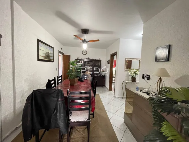 Foto de uma sala de jantar com mesa e cadeiras em um imóvel no Brasil.