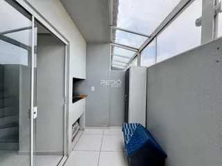 Hall de entrada com paredes brancas e teto de vidro em um imóvel em Lajeado.