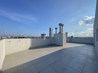 Varanda com vista panorâmica da paisagem urbana de Lajeado.