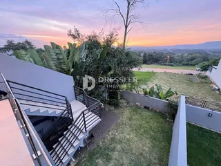 Vista externa de um terreno com gramado e vegetação em Lajeado, Brasil.