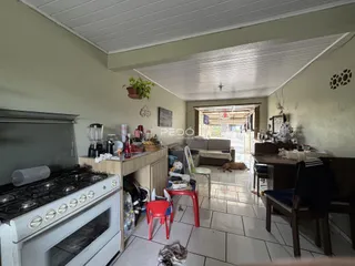 Imagem de uma sala de estar com cozinha e acesso a um pátio em Lajeado.