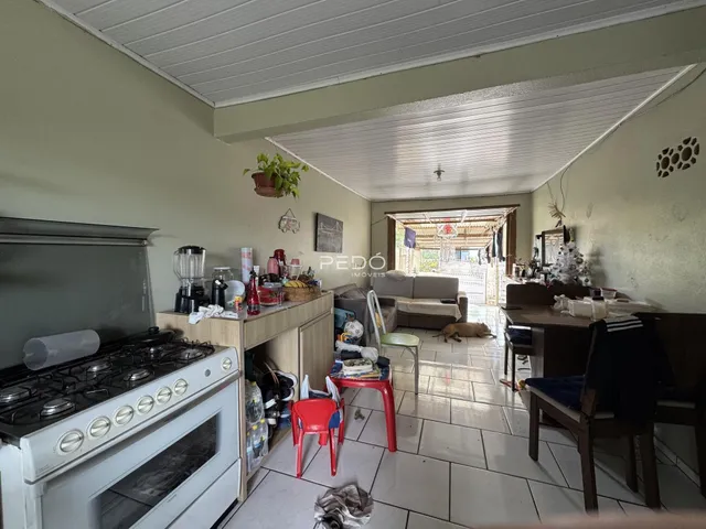 Imagem de uma sala de estar com cozinha e acesso a um pátio em Lajeado.