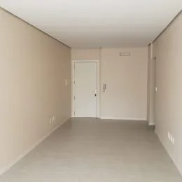 Vista interna de um corredor em um imóvel.