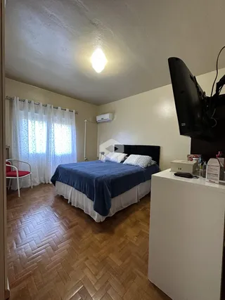 Quarto com cama e janela em um imóvel no Brasil.