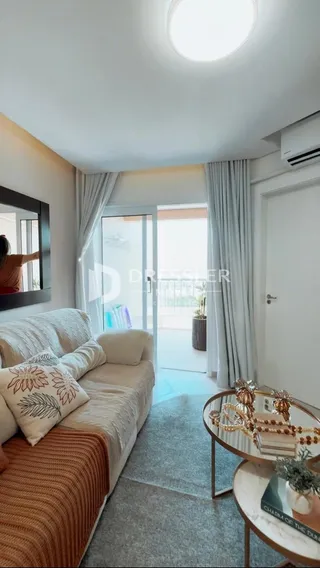 Sala de estar com sofá e cortinas claras em um imóvel em Lajeado.