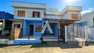 Fachada de uma residência em Lajeado, Brasil, com cerca e portão.