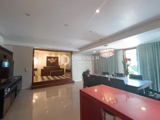 Ambiente interno de uma sala de estar com vista para outra área da casa.