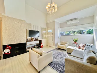 Sala de estar com lareira e vista para o exterior.