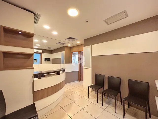 Ambiente interno de uma sala de estar com piso de cerâmica e móveis de madeira.