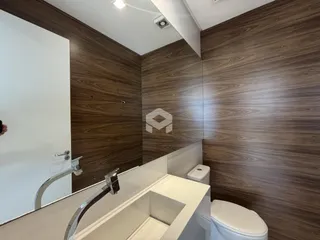 Foto de um banheiro moderno com revestimento de madeira escura.