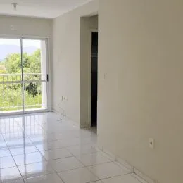 Hall de entrada com piso de cerâmica e paredes brancas.