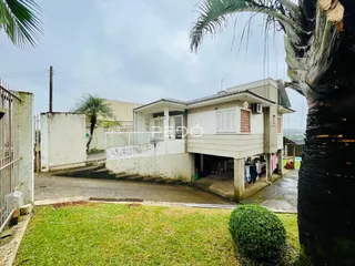 Foto da fachada de uma casa em Lajeado, Brasil, com jardim gramado.