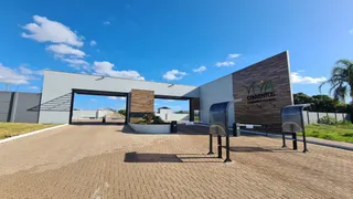 Fachada moderna de uma residência em Lajeado, Brasil, com acesso pavimentado.