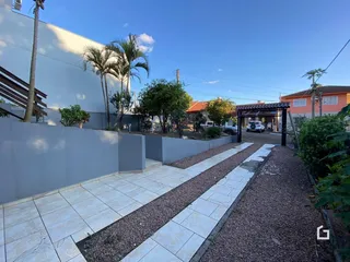 Vista externa de um pátio e muro de uma propriedade em Lajeado, Brasil.