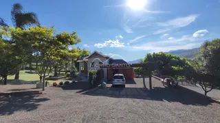 Fachada de uma residência em Lajeado, Brasil, com jardim e área externa.