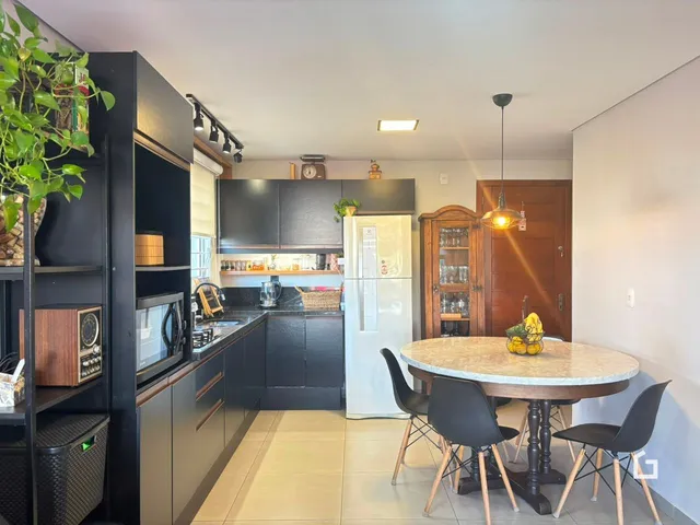 Foto de uma cozinha moderna com mesa de jantar em Lajeado.