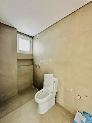 Foto de um banheiro com piso cerâmico e azulejos