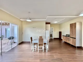 Sala de jantar com piso de madeira e móveis de madeira.