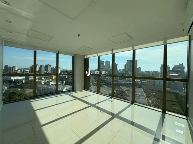 Sala de estar com vista panorâmica da cidade.