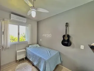 Quarto com cama e janela em um imóvel no Brasil.