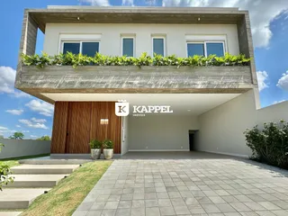 Fachada de uma residência moderna com terraço e jardim em Lajeado, Brasil.