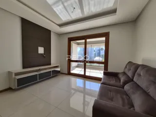 Sala de estar com piso de cerâmica e sofá moderno.