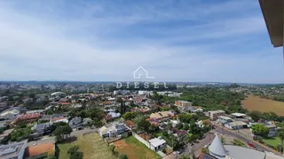 Vista aérea de uma área residencial com casas e vegetação em Lajeado.