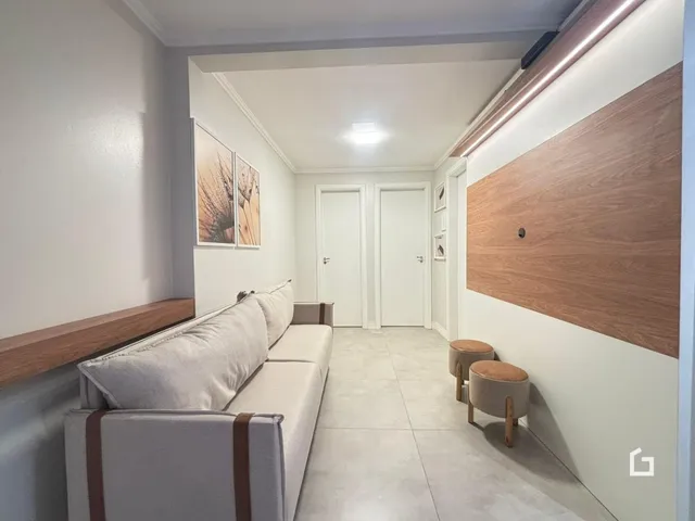 Sala de estar com sofá e parede de madeira em um imóvel no Brasil.