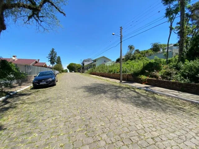Vista da rua pavimentada de uma residência em Lajeado, Brasil.
