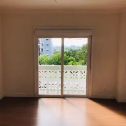 Vista externa através de portas de vidro em um ambiente interno.