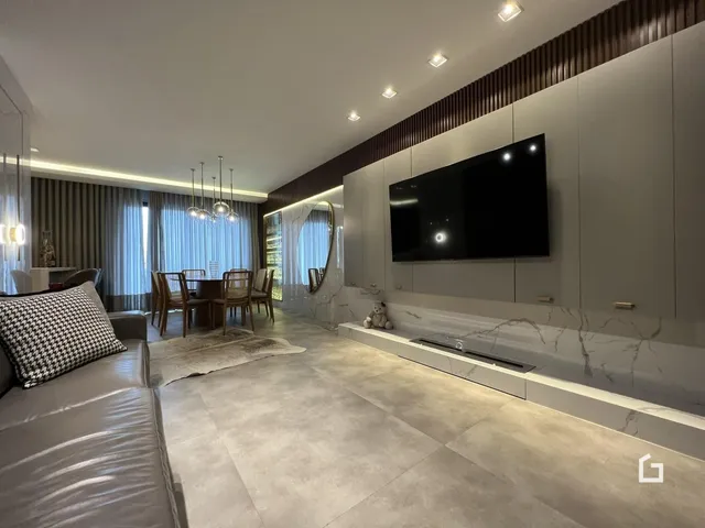 Sala de estar moderna com piso de porcelanato e móveis planejados.