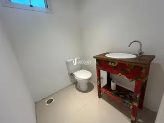 Foto de um banheiro interno com vaso sanitário e pia.
