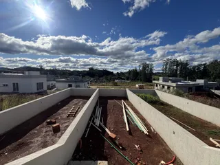 Foto de um terreno em construção com muros de concreto em Lajeado, Brasil.