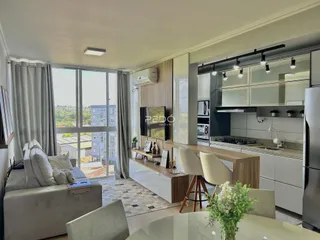 Sala de estar e cozinha de um apartamento em Lajeado, Brasil, com vista para a paisagem urbana.