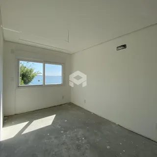 Sala de estar com janela de vista para o mar.